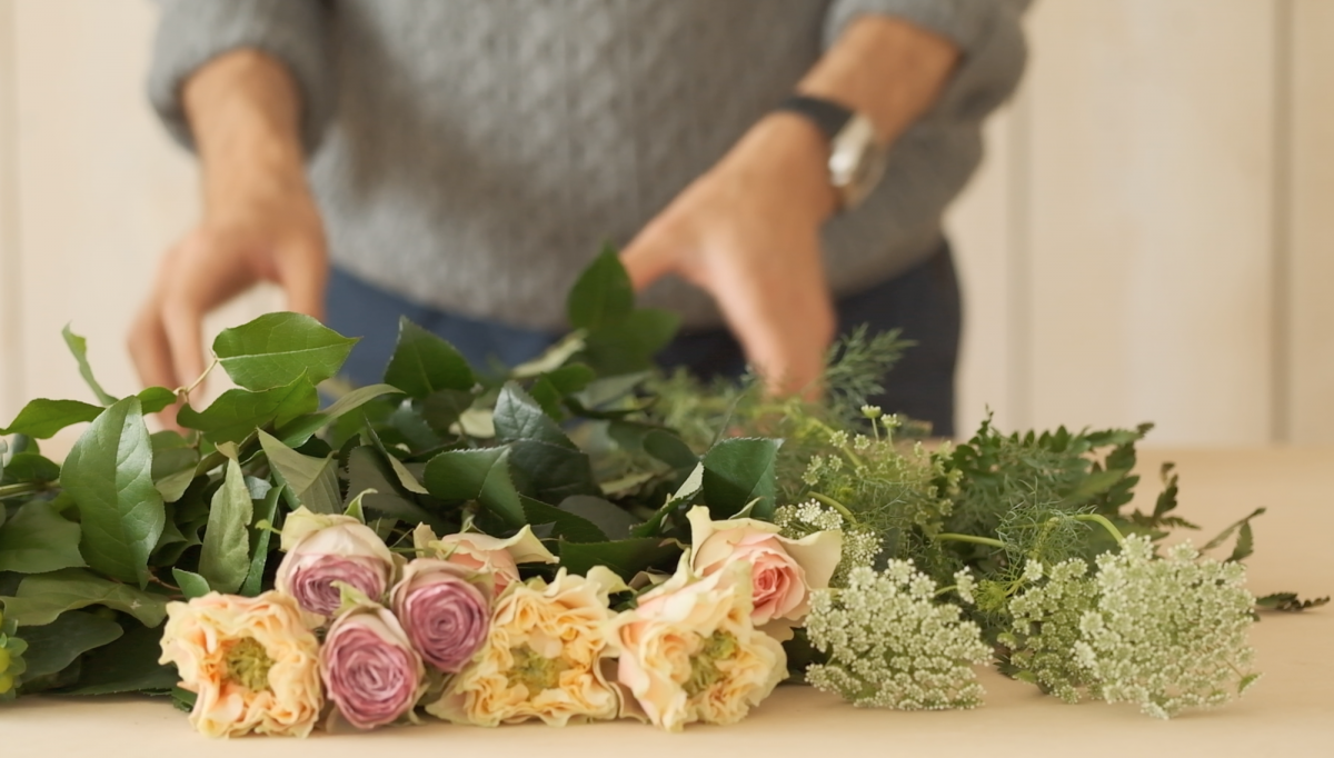 梅雨の家時間をロマンチックに彩る ナチュラルなバラの飾り方 Nextweekend