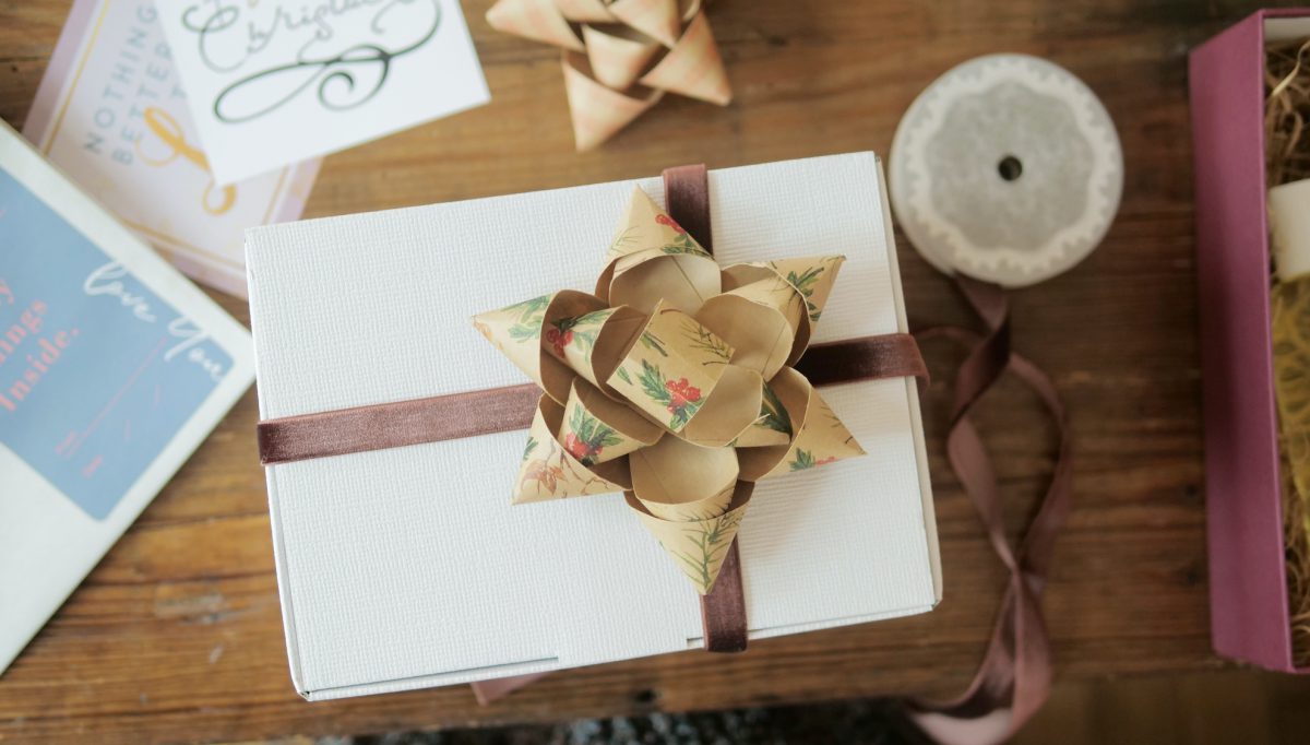 クリスマスギフトがぐっと華やかに 童心くすぐる 大きなスターリボンの作り方 Nextweekend