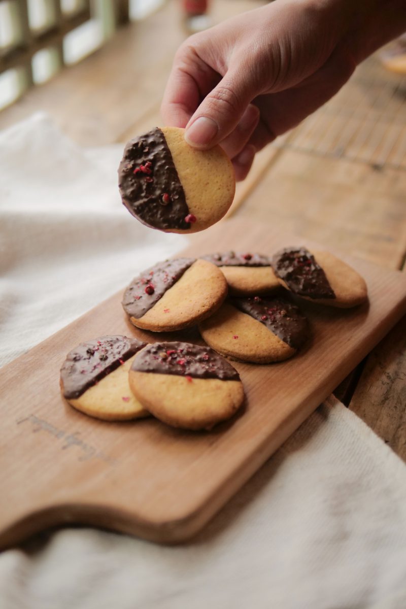 ワインにも合う ピンクペッパーとコーヒーチョコレートで作る おつまみクッキー Nextweekend
